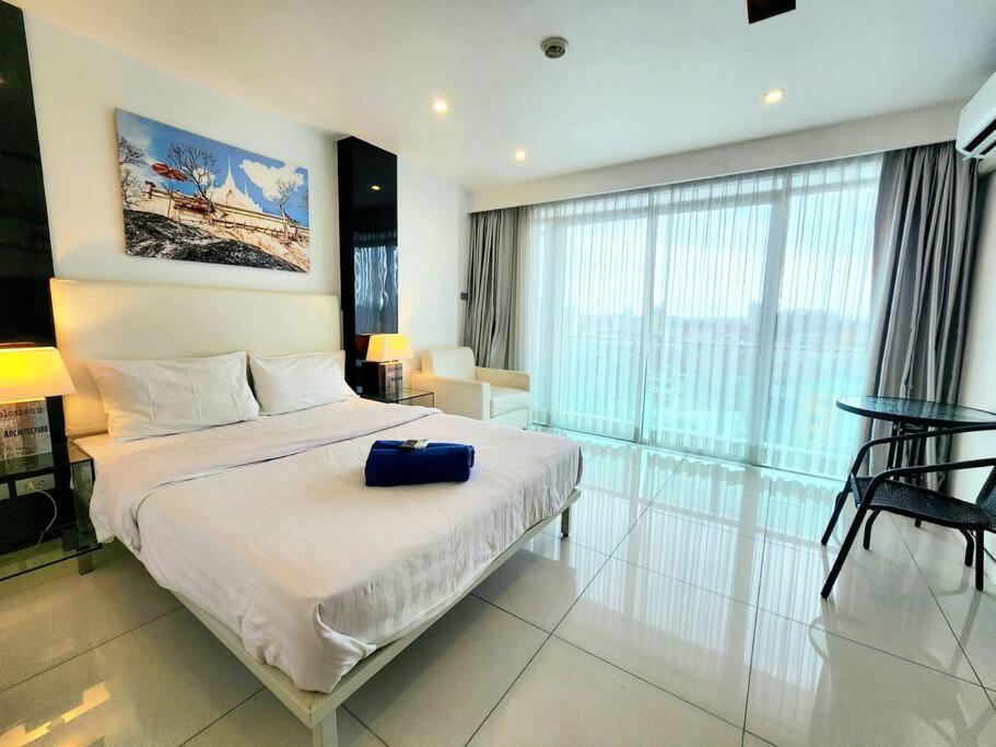 Modern In Downtown Apartment *